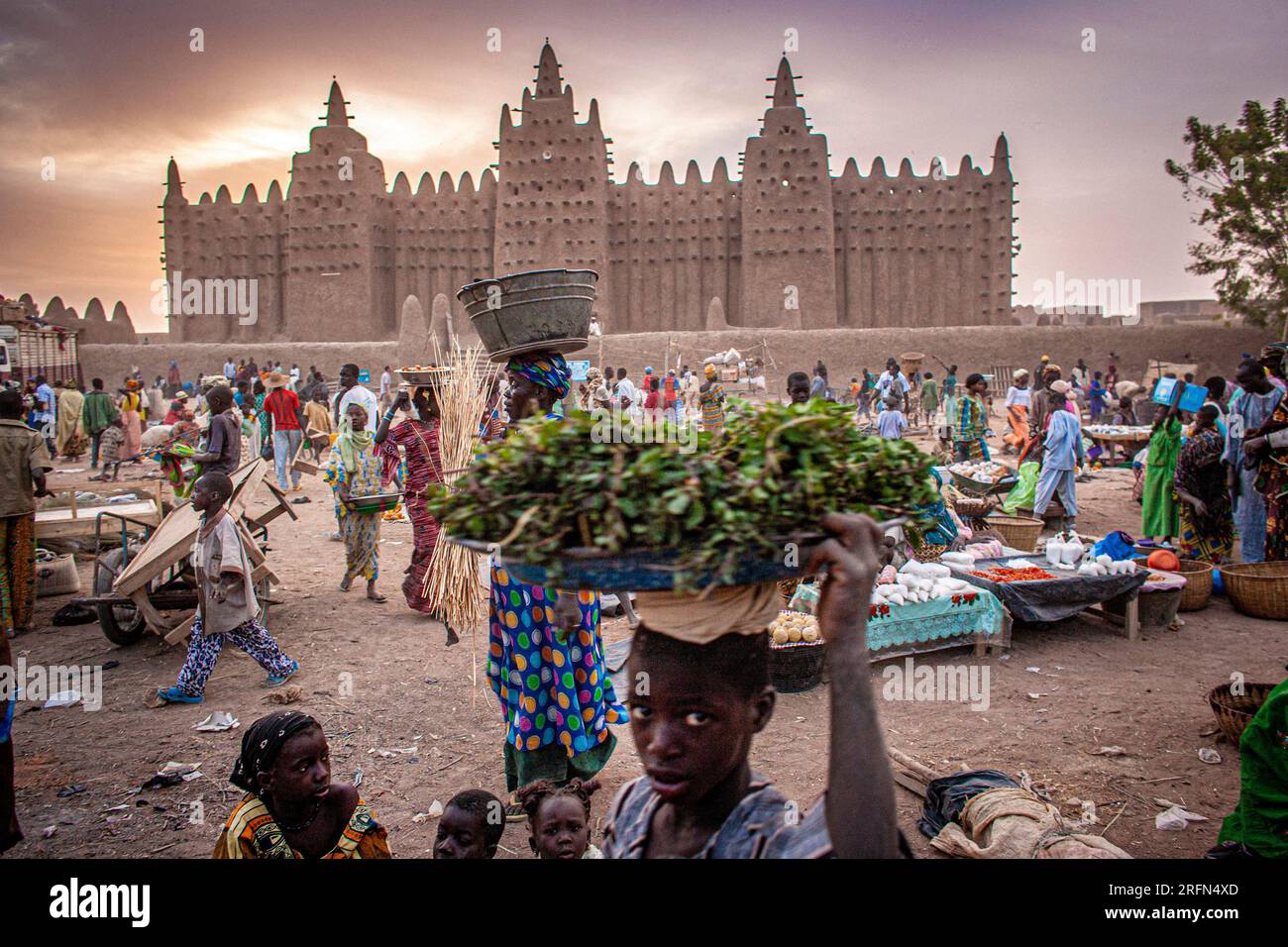 Marché de Djenne, Mali, Afrique de l'Ouest. Grande Mosquée de Djenne en arrière-plan . Banque D'Images