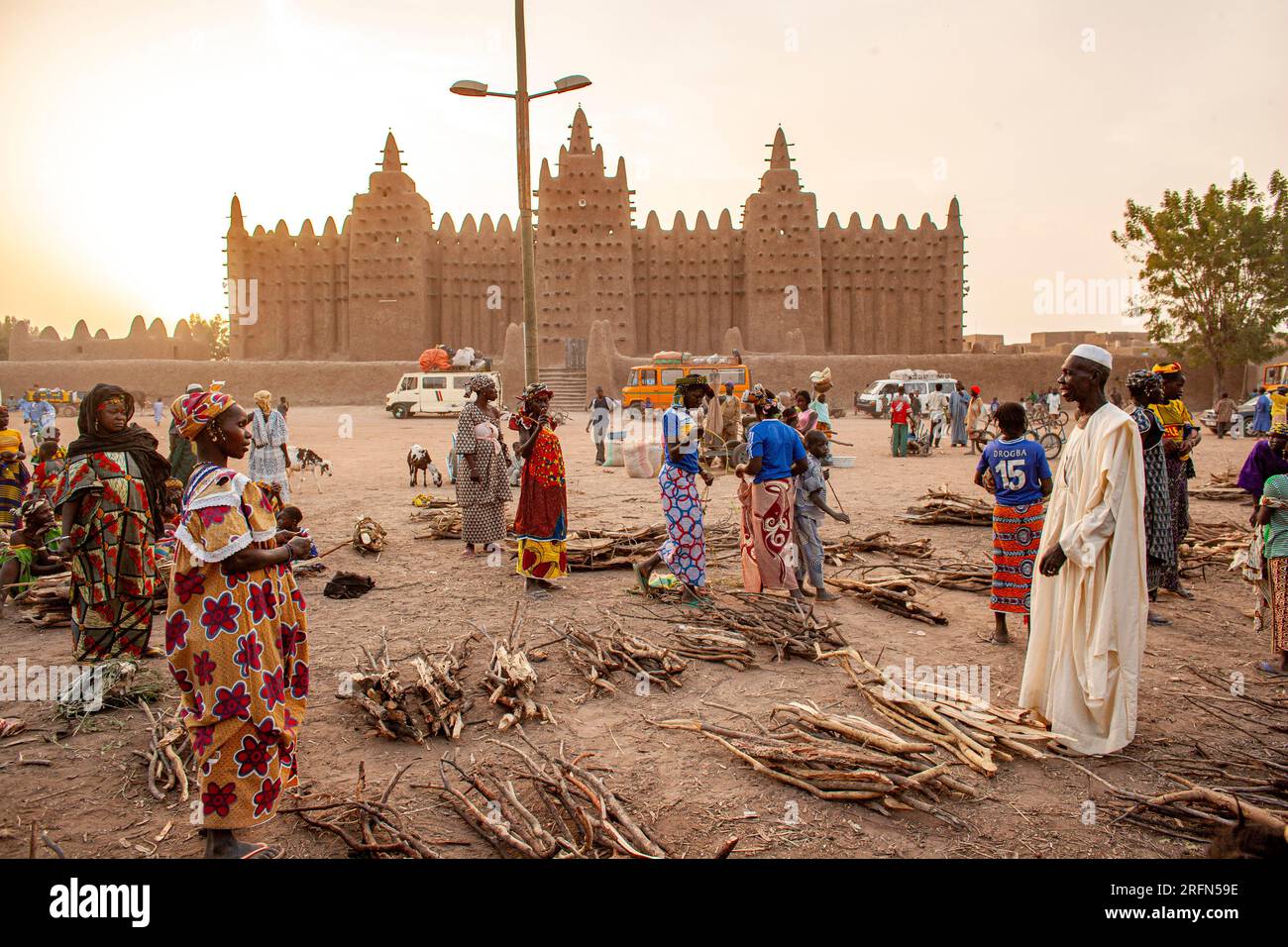 Marché de Djenne, Mali, Afrique de l'Ouest. Grande Mosquée de Djenne en arrière-plan . Banque D'Images