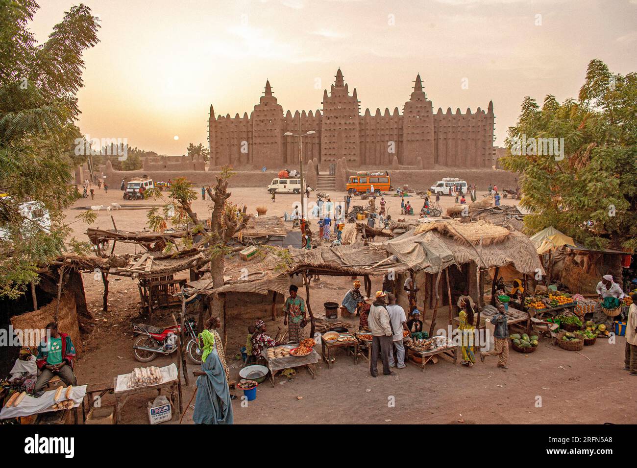 Marché de Djenne, Mali, Afrique de l'Ouest. Grande Mosquée de Djenne en arrière-plan . Banque D'Images