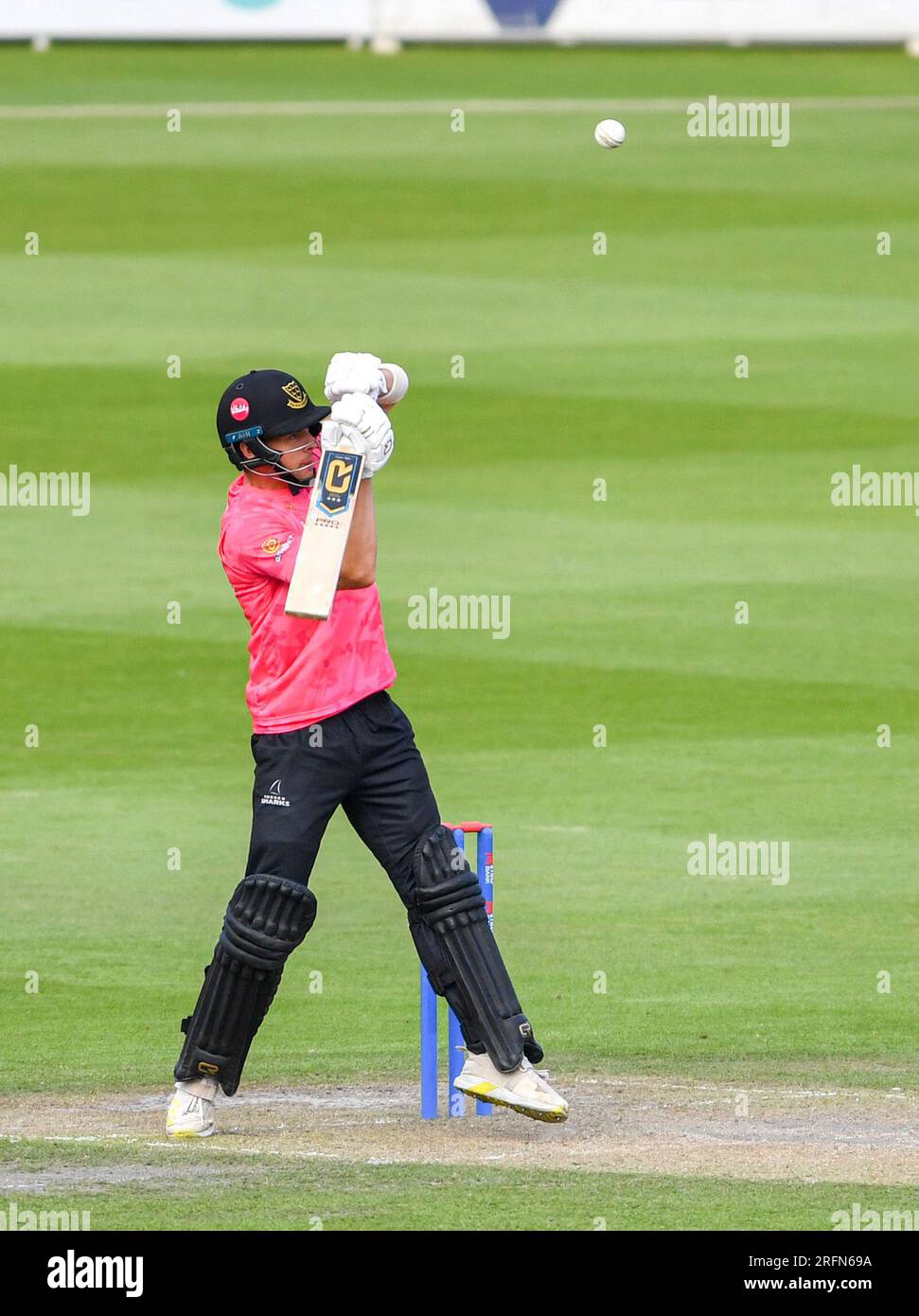 Hove Royaume-Uni 4 août 2023 - Bradley Currie de Sussex Sharks saute pour essayer d'atteindre un videur d'Oliver Gibson de Durham pendant le match de cricket Metro Bank One Day Cup au 1st Central County Ground à Hove : Credit Simon Dack / TPI / Alamy Live News Banque D'Images