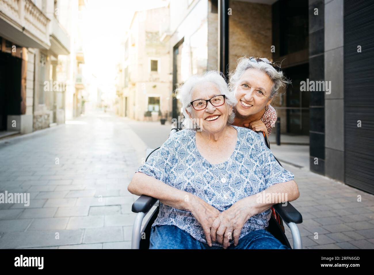 Portrait d'une femme âgée prenant soin de sa mère qui est sur un fauteuil roulant. Femme faisant une promenade avec sa mère qui est sur un fauteuil roulant. Banque D'Images
