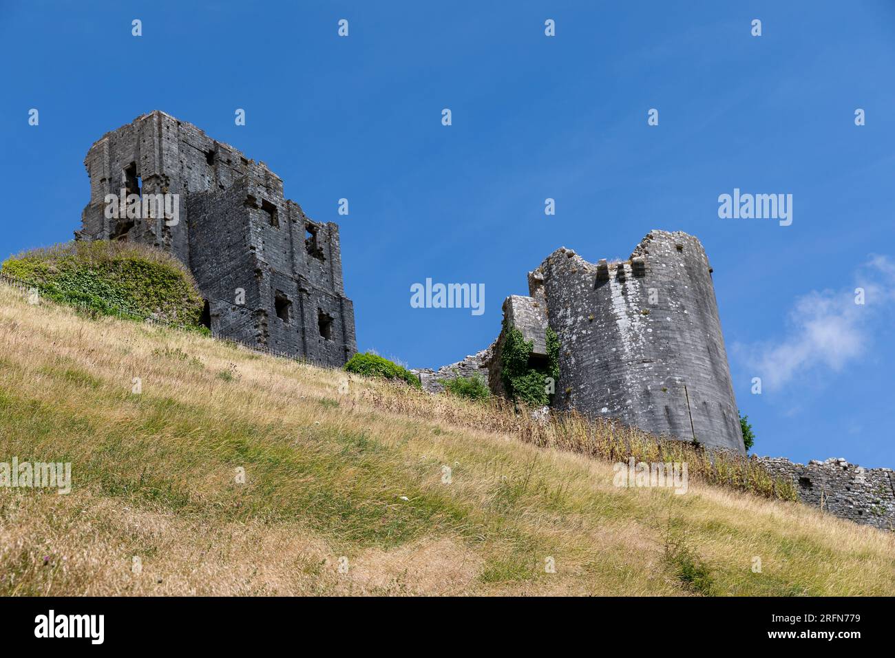 Vue différente du château de Corfe sur l'île de Purbeck Dorset. En levant les yeux depuis le sentier public autour de la base de la colline. Banque D'Images