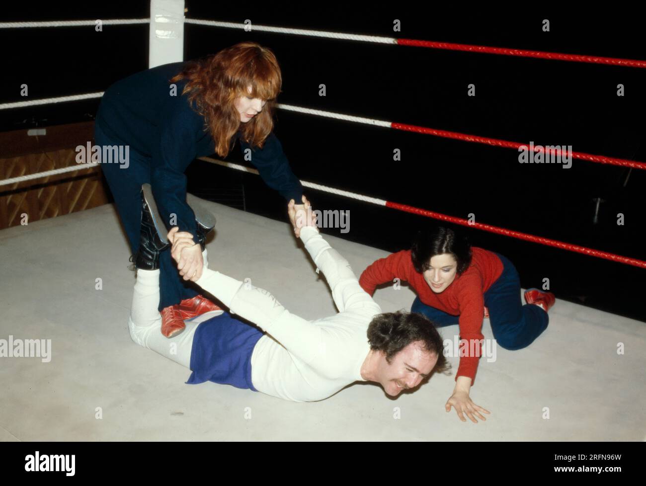 Andy Kaufman interprète le sketch de catch "The venus Flytrap" avec la chanteuse pop Debbie Harry et Caitlin Clarke en 1983. Kaufman était un artiste américain. Bien que souvent appelé un « comédien », Kaufman préfère se décrire comme un « homme de la chanson et de la danse ». Il a parfois été appelé un «anti-comédien». Il a dédaigné raconter des blagues et s'engager dans la comédie telle qu'elle était traditionnellement comprise, en disant une fois dans une interview : « Je ne suis pas un comique, je n'ai jamais raconté de blague. La promesse du comédien est qu'il ira là-bas et vous fera rire avec lui. Photo de Bernard Gotfryd Banque D'Images