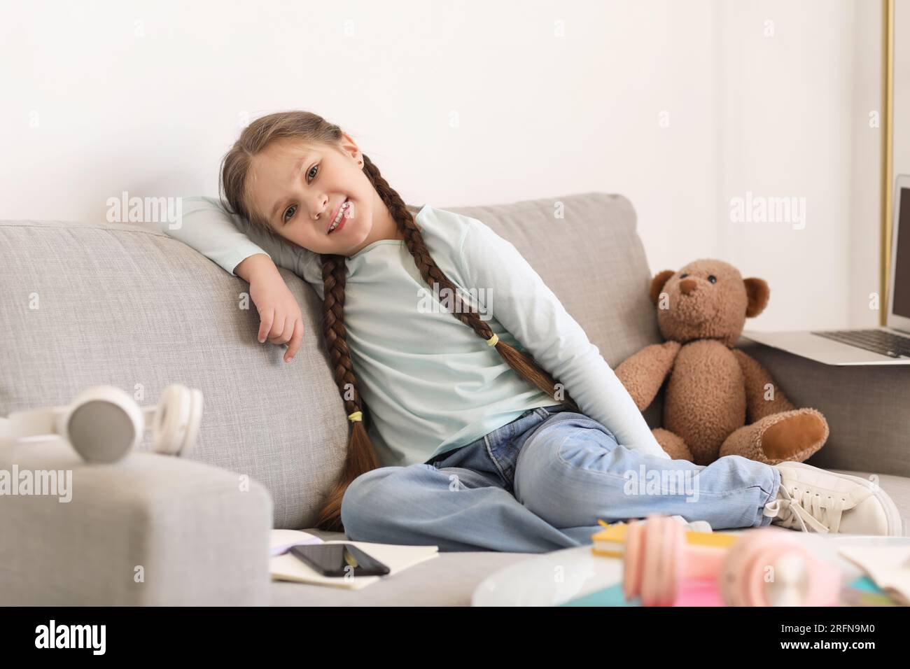 Petite fille étudiant les sciences informatiques en ligne à la maison Banque D'Images