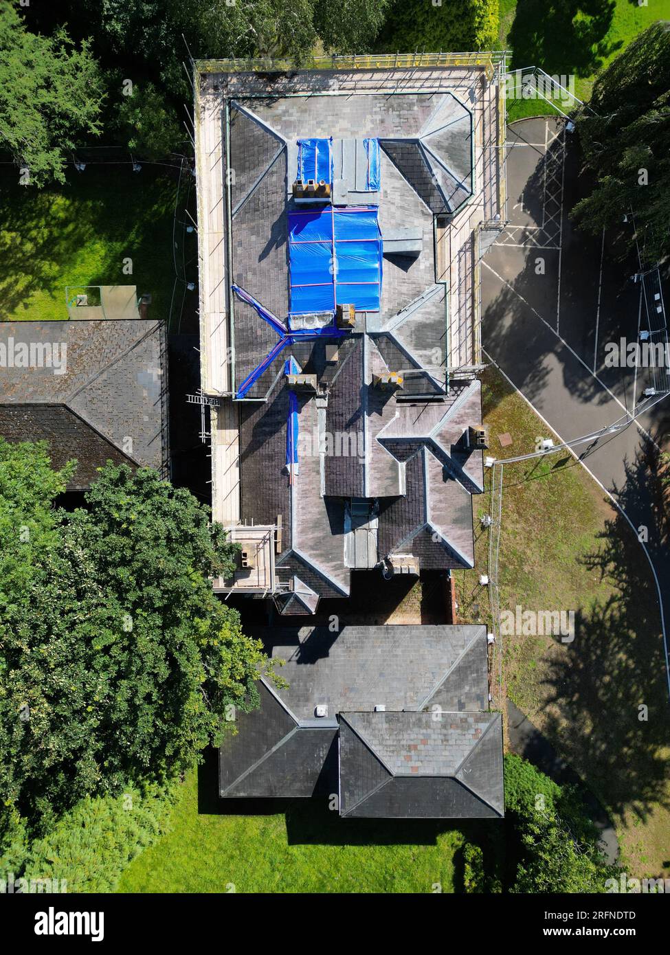 Réparations de toit en utilisant des couvertures de bâche pour protéger la propriété du bâtiment au Royaume-Uni prises en juillet 2023 Banque D'Images