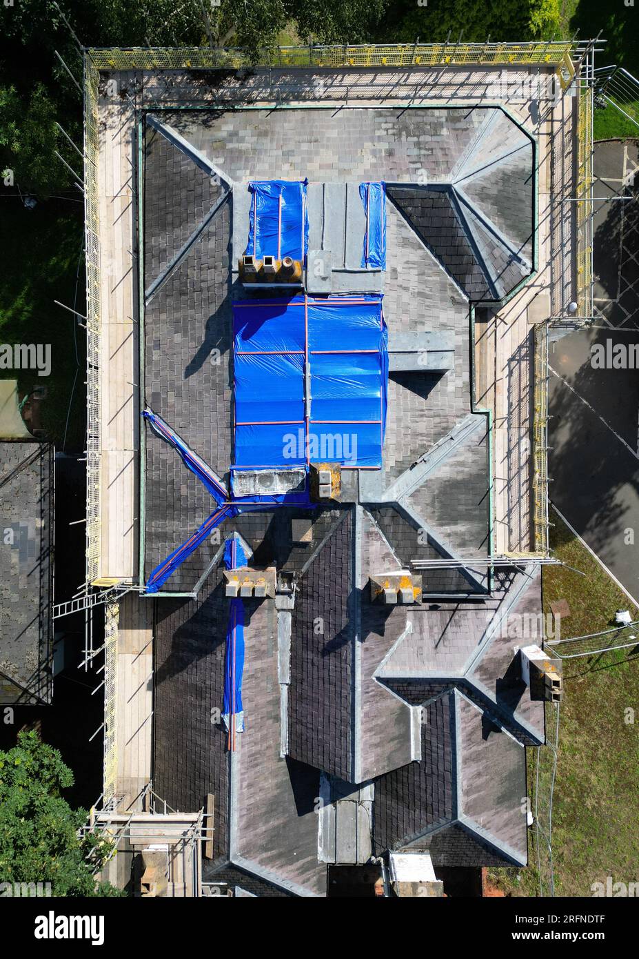 Réparations de toit en utilisant des couvertures de bâche pour protéger la propriété du bâtiment au Royaume-Uni prises en juillet 2023 Banque D'Images