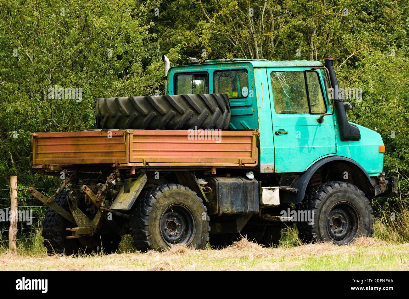 Unimog abandonné dans un champ Banque D'Images