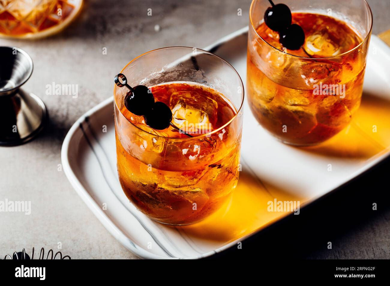 Alcool Manhattan boire sur les rochers Bourbon Whiskey et garnir de cerises Maraschino Banque D'Images