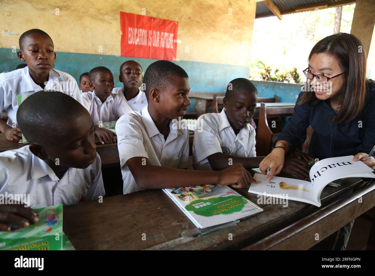 Zanzibar, Tanzanie. 4 août 2023. Li Yaya enseigne les caractères chinois à ses élèves à Zanzibar, en Tanzanie, le 20 juillet 2023. Li Xianyi, qui porte un autre nom Li Yaya, professeur agrégé de langue et littérature chinoises, enseigne le chinois depuis plus de 10 ans à Zanzibar. Crédit : Herman Emmanuel/Xinhua/Alamy Live News Banque D'Images