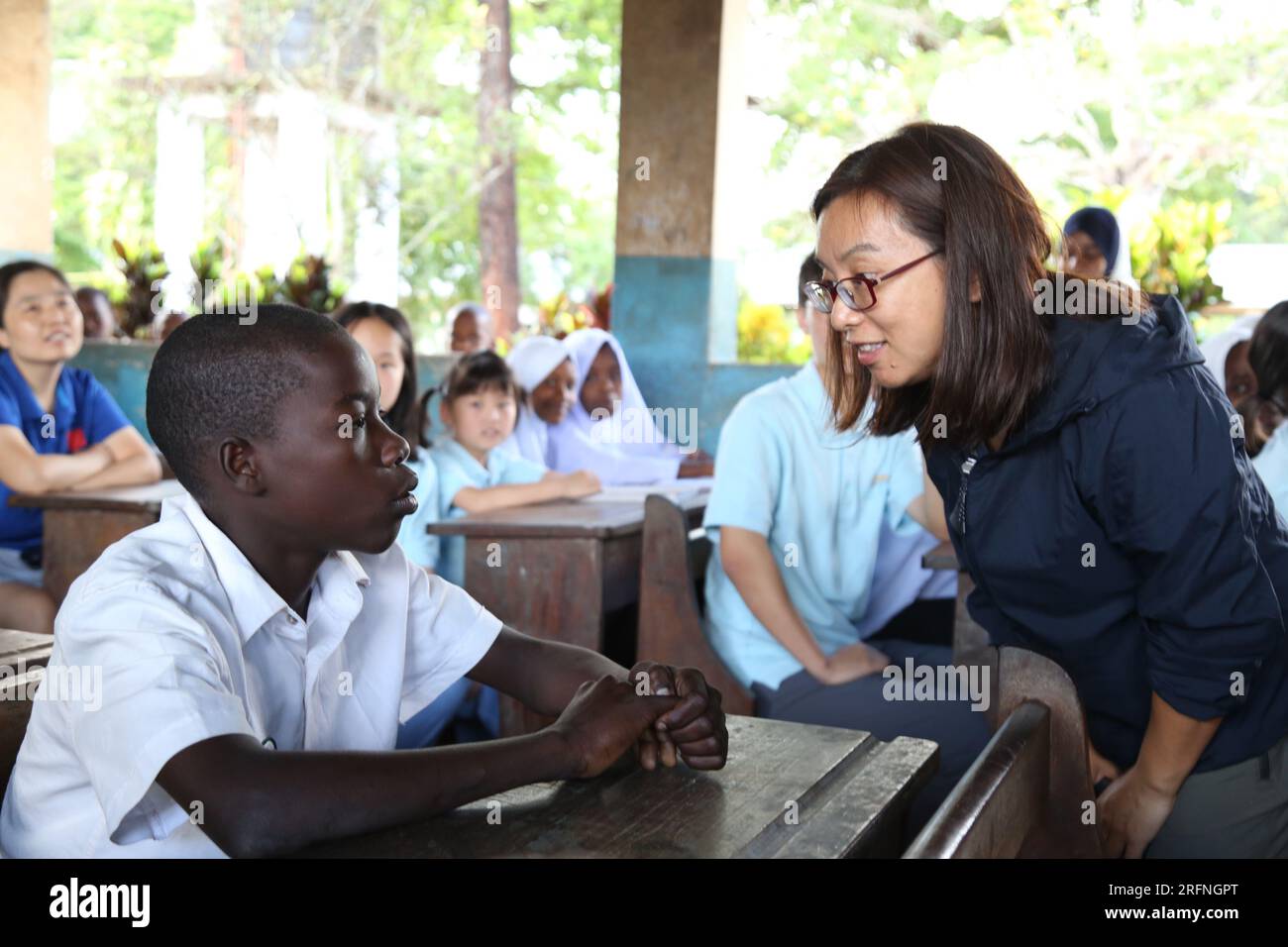 Zanzibar, Tanzanie. 4 août 2023. Li Yaya enseigne les caractères chinois à un étudiant à Zanzibar, en Tanzanie, le 20 juillet 2023. Li Xianyi, qui porte un autre nom Li Yaya, professeur agrégé de langue et littérature chinoises, enseigne le chinois depuis plus de 10 ans à Zanzibar. Crédit : Herman Emmanuel/Xinhua/Alamy Live News Banque D'Images