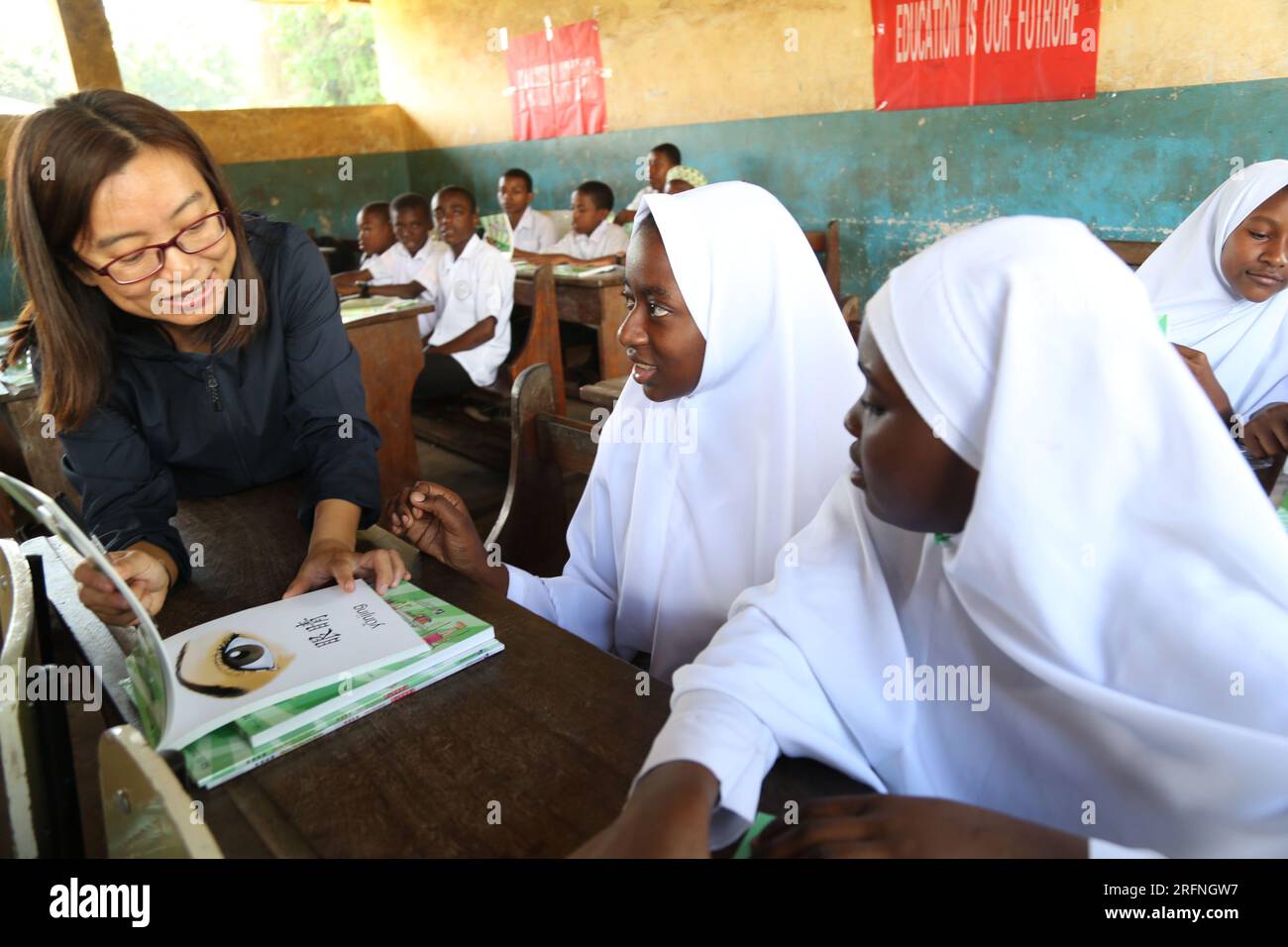 Zanzibar, Tanzanie. 4 août 2023. Li Yaya enseigne les caractères chinois à ses élèves à Zanzibar, en Tanzanie, le 20 juillet 2023. Li Xianyi, qui porte un autre nom Li Yaya, professeur agrégé de langue et littérature chinoises, enseigne le chinois depuis plus de 10 ans à Zanzibar. Crédit : Herman Emmanuel/Xinhua/Alamy Live News Banque D'Images