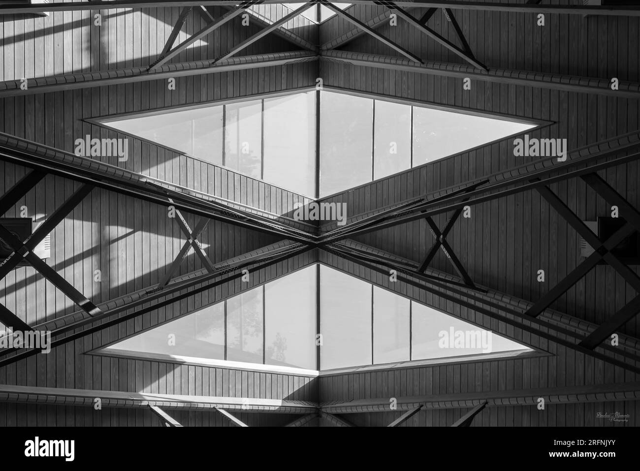 Une photo en noir et blanc de quelques-unes des lucarnes de forme fraîche et des poutres en bois travaillent à l'intérieur de la chapelle de verre, Anthony Chapel, à Hot Springs, Arkansas. Banque D'Images