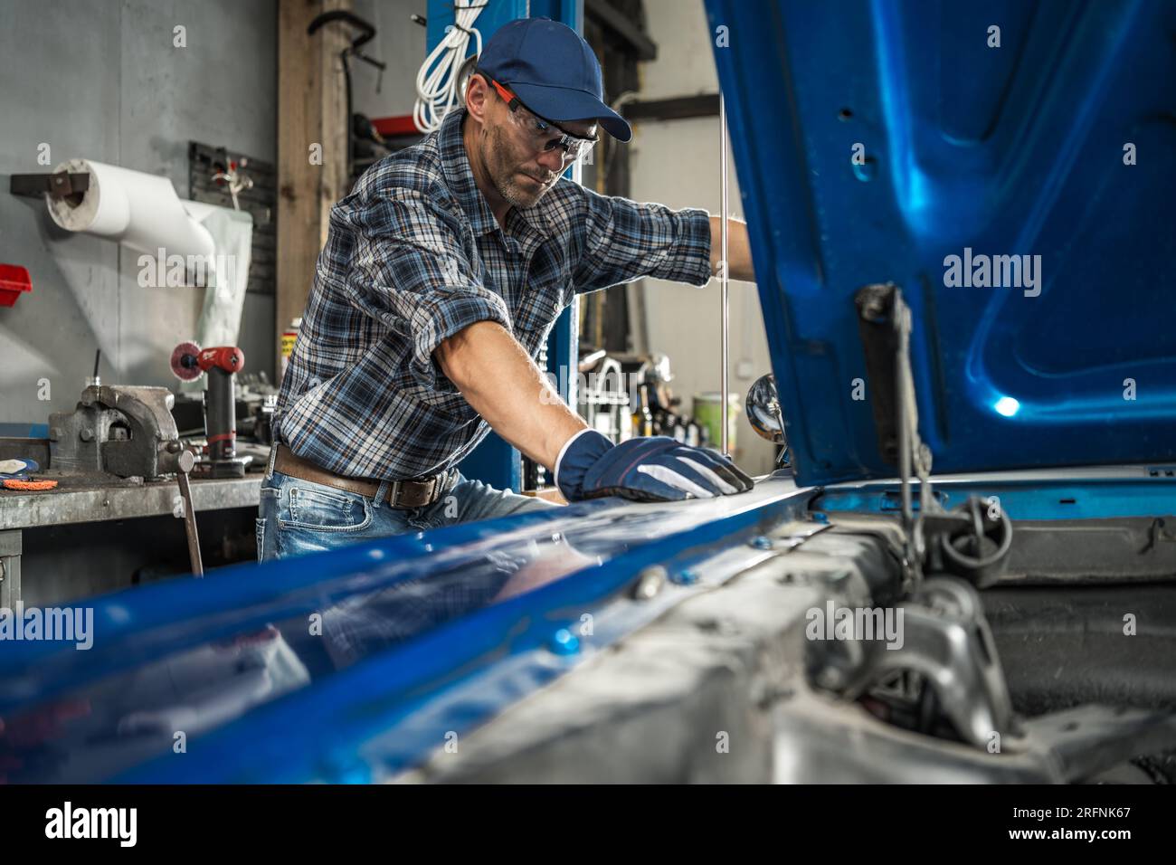 Mécanicien automobile professionnel prenant soin du projet de restauration des véhicules classiques Banque D'Images