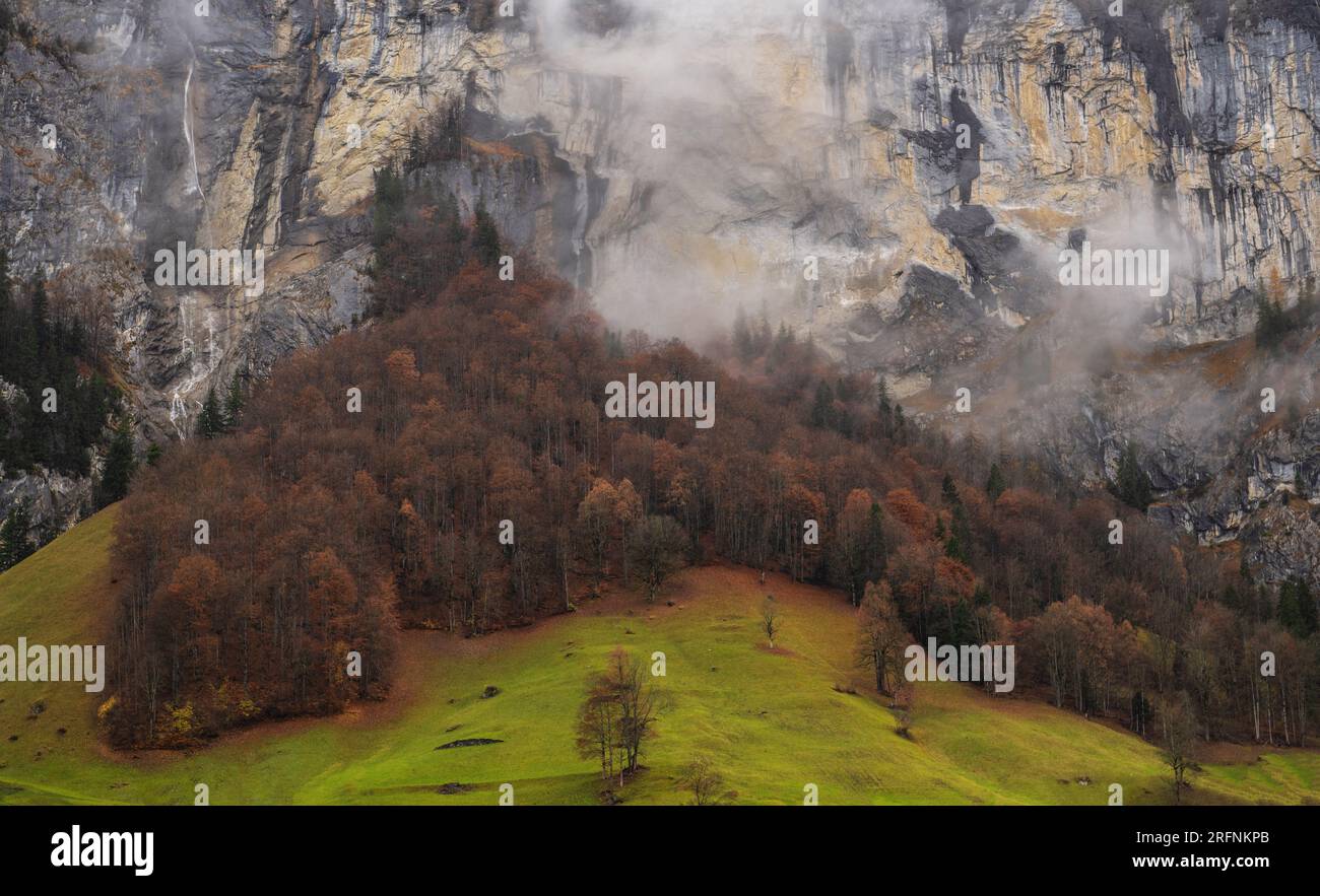 Lauterbrunnen Suisse fin automne Paysage. Nature alpine pittoresque. Banque D'Images