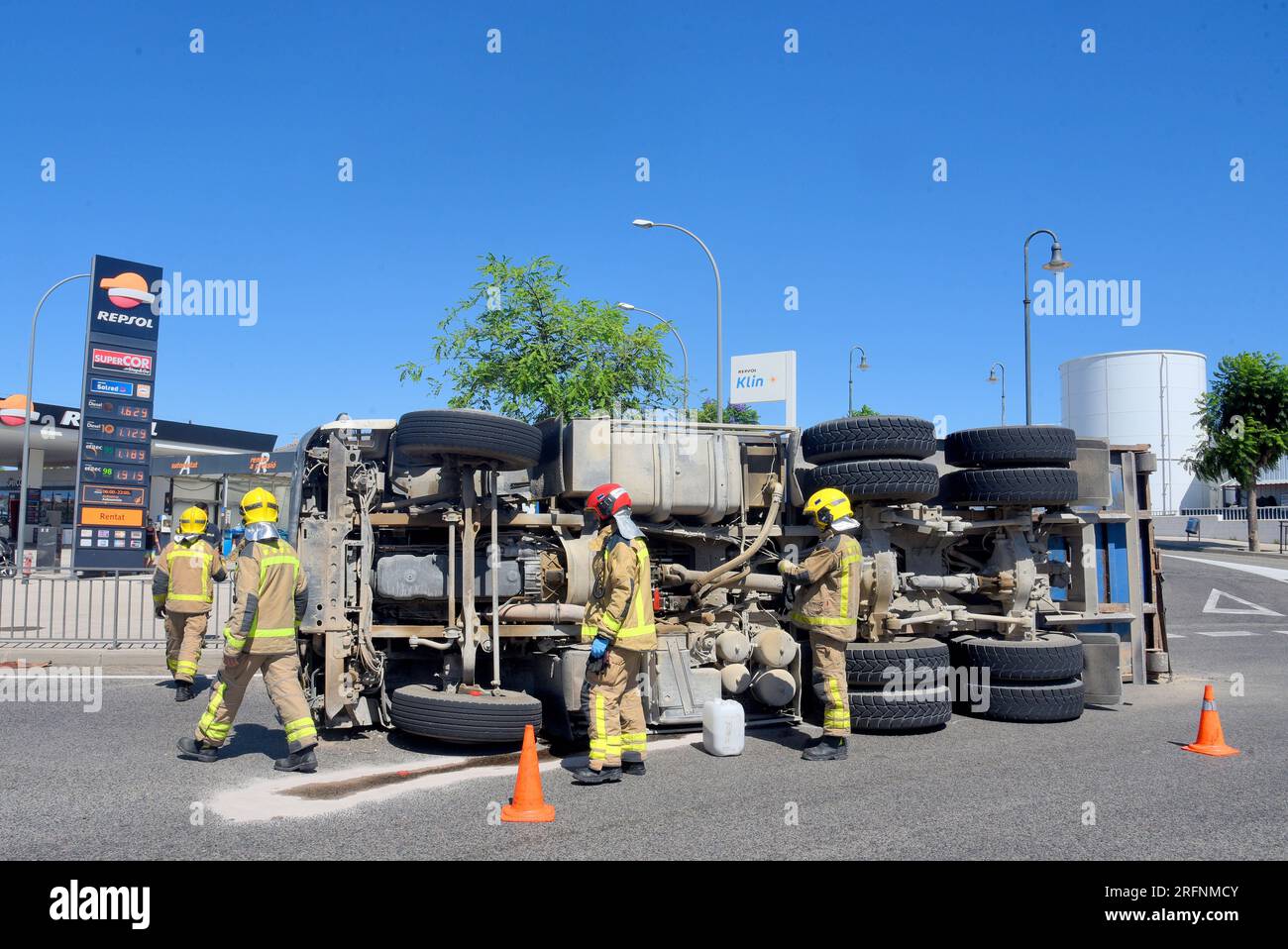 4 août 2023, Roda de BerÃ, Tarragone, Espagne : les pompiers du gouvernement de Catalogne travaillent sur l'accident d'un camion à Roda de BerÃ Tarragone Espagne. Un camion d'une entreprise d'excavation s'est renversé chargé de pierres, de broussailles sur la route nationale à Roda de BerÃ . Les équipages du gouvernement de Catalogne pompiers, la police locale de Roda de BerÃ est arrivé sur les lieux de l'accident et n'a trouvé aucune victime ou blessé et le conducteur est sorti indemne de l'accident, l'accident a causé des rétentions de 7 km sur la route nationale N-340. (Image de crédit : © Ramon Costa/SOPA I Banque D'Images