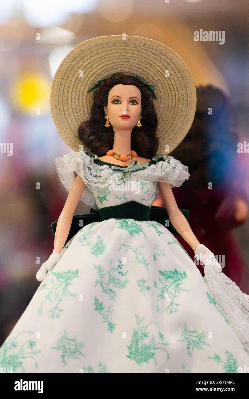 Une poupée Barbie est exposée à l'exposition «Barbie film and Fashion», plus de 200 poupées Barbie, rendant hommage au show business et à la mode, le août Banque D'Images