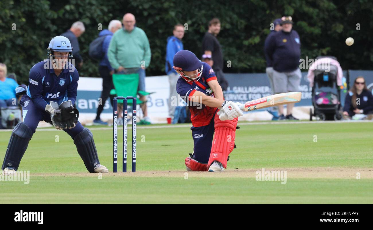 Stormont, Belfast, Irlande du Nord, Royaume-Uni. 04 août 2023. Finale de la Gallagher Challenge Cup – Carrickfergus v Waringstown (rouge). Waringstown remporte la finale par 36 points. Waringstown 354-4 Carrickfergus 318. Adam Dennison de Waringstown en action. Crédit : David Hunter/Alamy Live Nouveau Banque D'Images