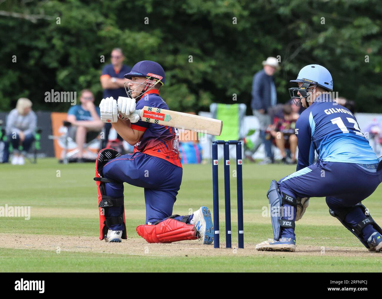 Stormont, Belfast, Irlande du Nord, Royaume-Uni. 04 août 2023. Finale de la Gallagher Challenge Cup – Carrickfergus v Waringstown (rouge). Waringstown remporte la finale par 36 points. Waringstown 354-4 Carrickfergus 318. Adam Dennison de Waringstown en action. Crédit : David Hunter/Alamy Live Nouveau Banque D'Images