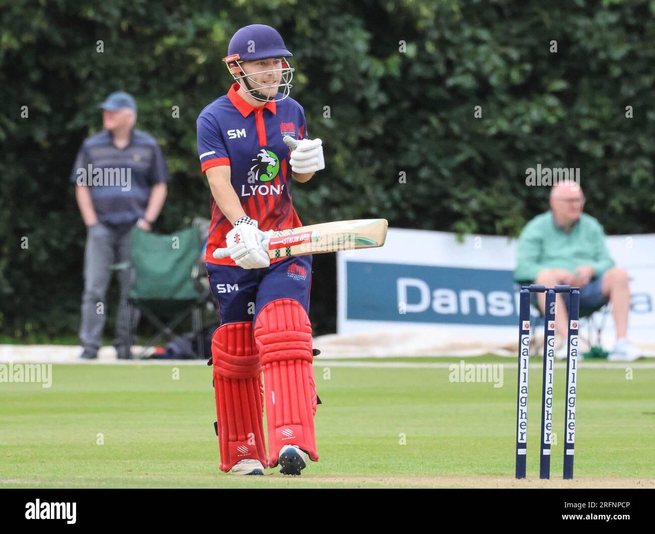 Stormont, Belfast, Irlande du Nord, Royaume-Uni. 04 août 2023. Finale de la Gallagher Challenge Cup – Carrickfergus v Waringstown (rouge). Waringstown remporte la finale par 36 points. Waringstown 354-4 Carrickfergus 318. Adam Dennison de Waringstown atteint 100 ans. Crédit : David Hunter/Alamy Live Nouveau Banque D'Images