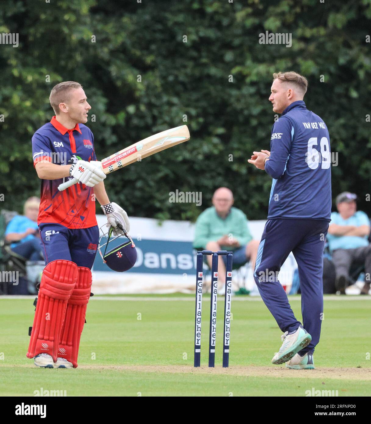 Stormont, Belfast, Irlande du Nord, Royaume-Uni. 04 août 2023. Finale de la Gallagher Challenge Cup – Carrickfergus v Waringstown (rouge). Waringstown remporte la finale par 36 points. Waringstown 354-4 Carrickfergus 318. Adam Dennison de Waringstown atteint 100 ans. Crédit : David Hunter/Alamy Live Nouveau Banque D'Images