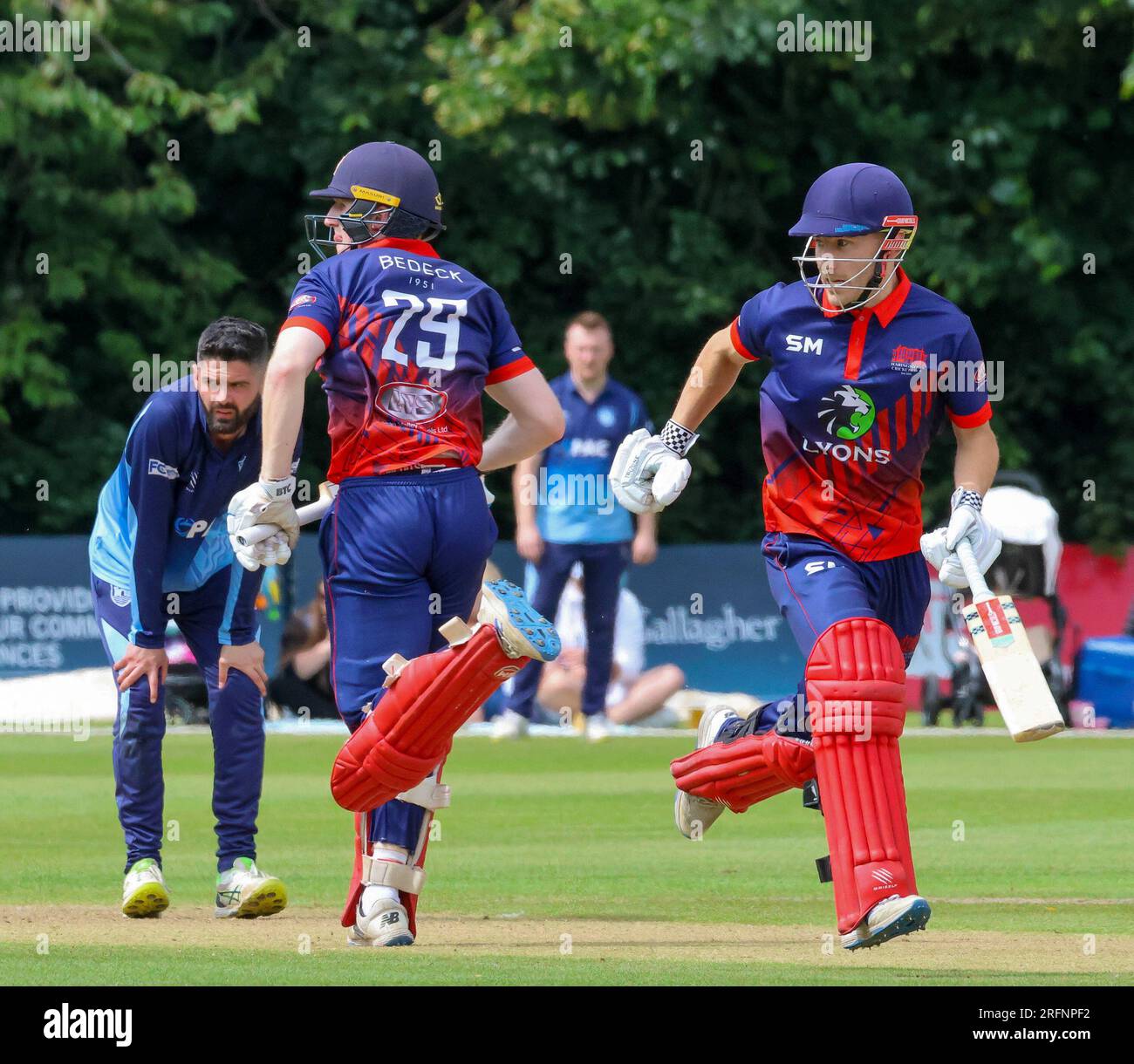 Stormont, Belfast, Irlande du Nord, Royaume-Uni. 04 août 2023. Finale de la Gallagher Challenge Cup – Carrickfergus v Waringstown (rouge). Waringstown remporte la finale par 36 points. Waringstown 354-4 Carrickfergus 318. Morgan Topping (à gauche -150) et Adam Denness (109) en action pour Waringstown. Crédit : David Hunter/Alamy Live Nouveau Banque D'Images