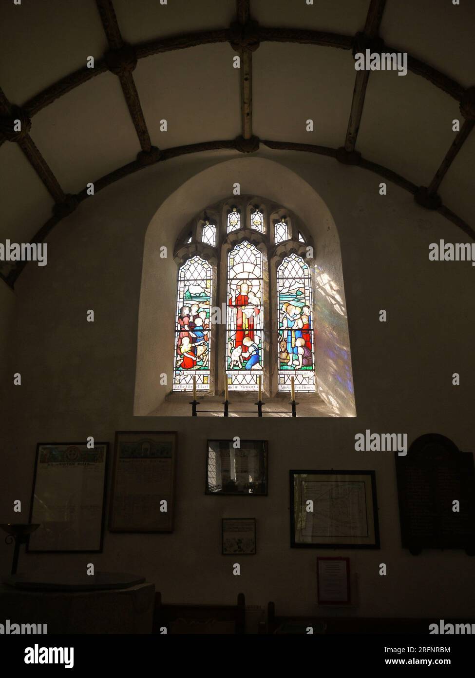 Golant, Cornouailles, Royaume-Uni - 26 mars 2022 : vitrail au-dessus des fonts dans l'église St Sampson, en mémoire d'Amelia Ellen Blowey. Banque D'Images