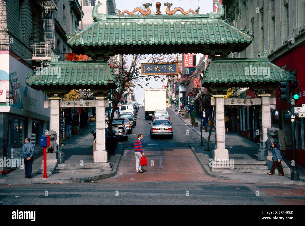 The Dragon's Gate, entrée de Chinatown à Grant Avenue et Bush Street, San Francisco, Californie, États-Unis Banque D'Images