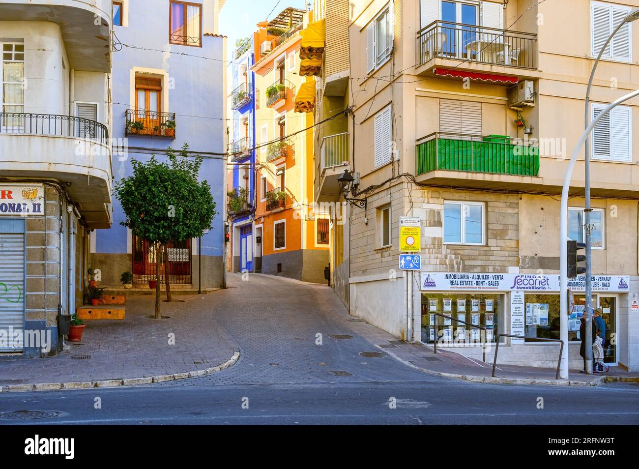 Villajoyosa, Espagne, Architecture de bâtiments dans un quartier résidentiel. Les structures sont divisées par une ruelle étroite ou une rue de la ville. Banque D'Images