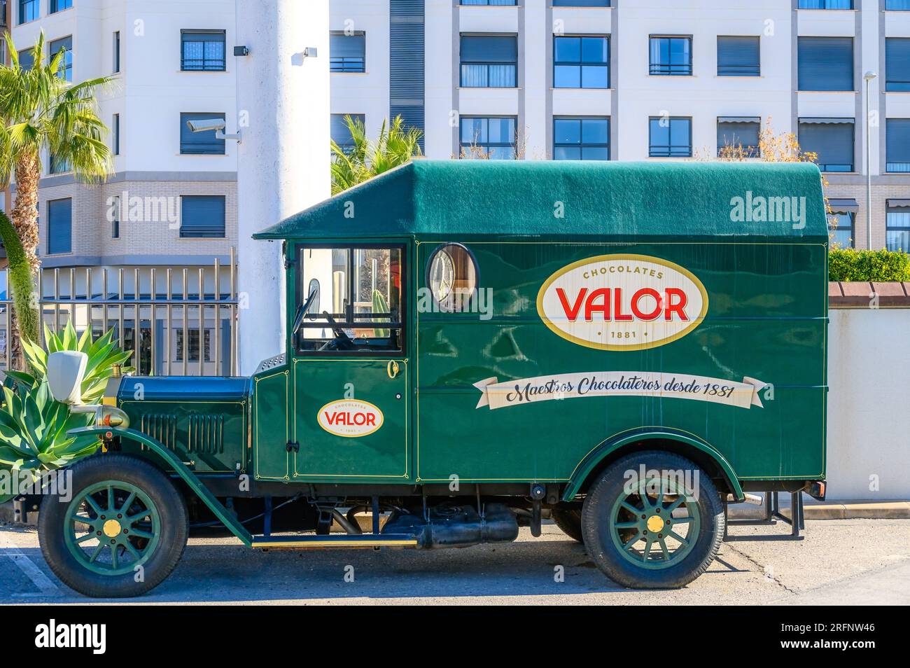 Villajoyosa, Espagne, vieux camion vert avec le logo de Valor Chocolates. Banque D'Images