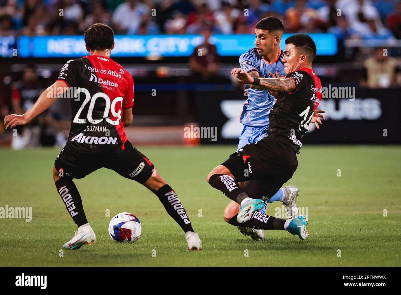 L'attaquant du NYCFC Santiago Rodriguez (10) se bat pour la possession contre le défenseur du FC Atlas Luis Reyes (14) lors du match MLS vs Liga MX, dimanche 23 juillet 2023 au Citi Field à New York, NY. Atlas FC a battu NYCFC 1-0. (Ariel Fox/image du sport) Banque D'Images