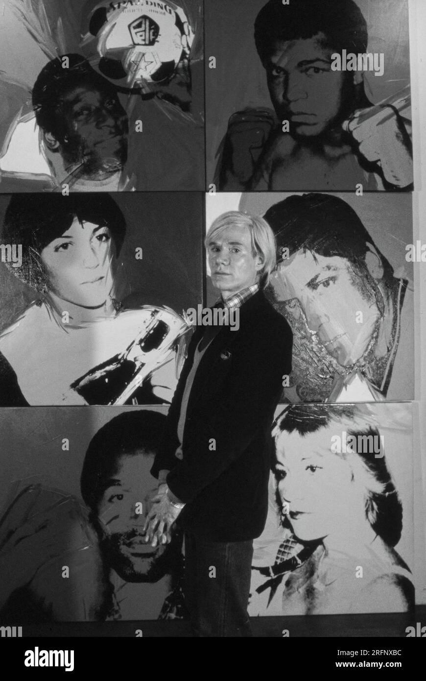 Andy Warhol dans une galerie de New York avec ses portraits d'art en 1975. Warhol était un artiste visuel américain, réalisateur, producteur et figure de proue du mouvement pop art. Ses œuvres explorent la relation entre l'expression artistique, la publicité et la culture des célébrités qui a prospéré dans les années 1960, et couvrent une variété de médias, y compris la peinture, la sérigraphie, la photographie, le cinéma, et sculpture. Parmi ses œuvres les plus connues figurent les peintures sérigraphiées Campbell's Soup Cans et Marilyn diptyque. Photo de Bernard Gotfryd Banque D'Images