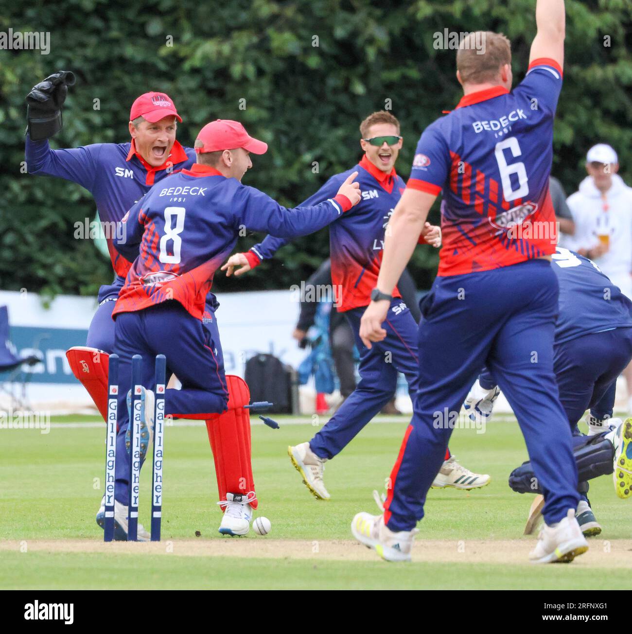 Stormont, Belfast, Irlande du Nord, Royaume-Uni. 04 août 2023. Finale de la Gallagher Challenge Cup – Carrickfergus v Waringstown (rouge). Waringstown remporte la finale par 36 points. Waringstown 354-4 Carrickfergus 318. Le batteur de Carrickfergus Craig Averill sort sur le premier ballon des manches par Adam Dennison (8). Crédit : David Hunter/Alamy Live Nouveau Banque D'Images