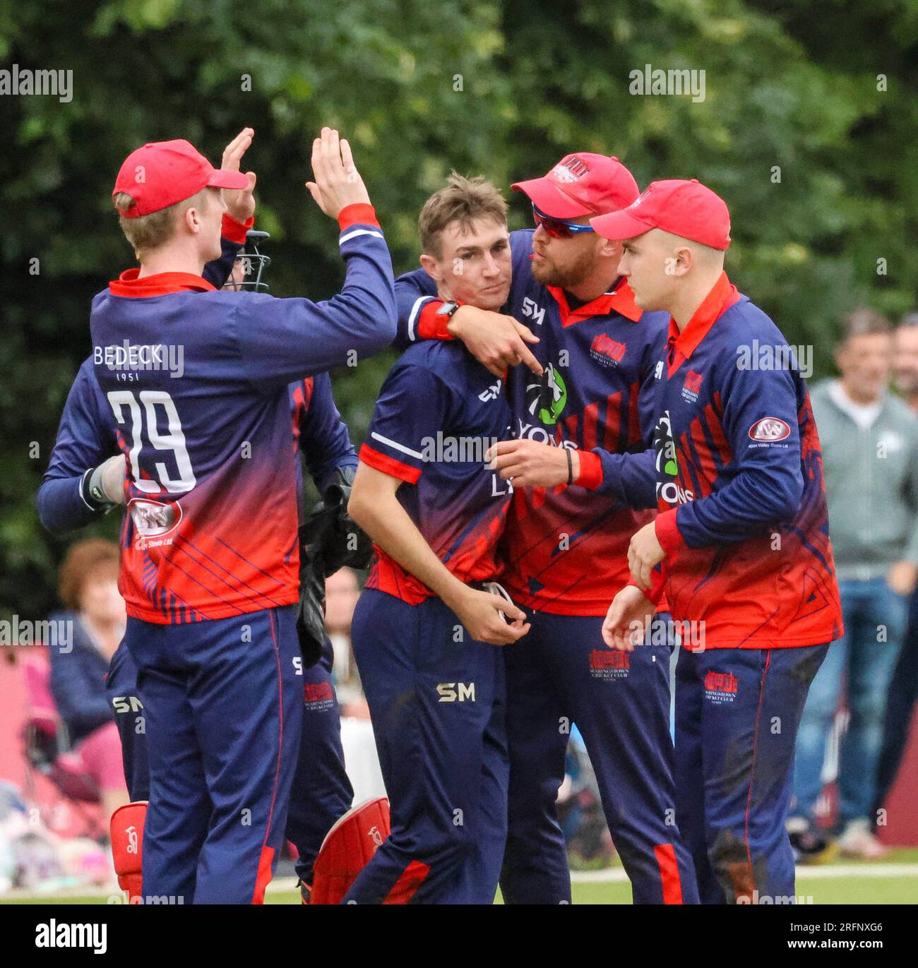 Stormont, Belfast, Irlande du Nord, Royaume-Uni. 04 août 2023. Finale de la Gallagher Challenge Cup – Carrickfergus v Waringstown (rouge). Waringstown remporte la finale par 36 points. Waringstown 354-4 Carrickfergus 318.Ben Snell, joueur de quilles de Waringstown (au centre), est félicité après le guichet de CJ Van der Walt, rattrapé par James Cameron-Down (lunettes de soleil). Crédit : David Hunter/Alamy Live Nouveau Banque D'Images