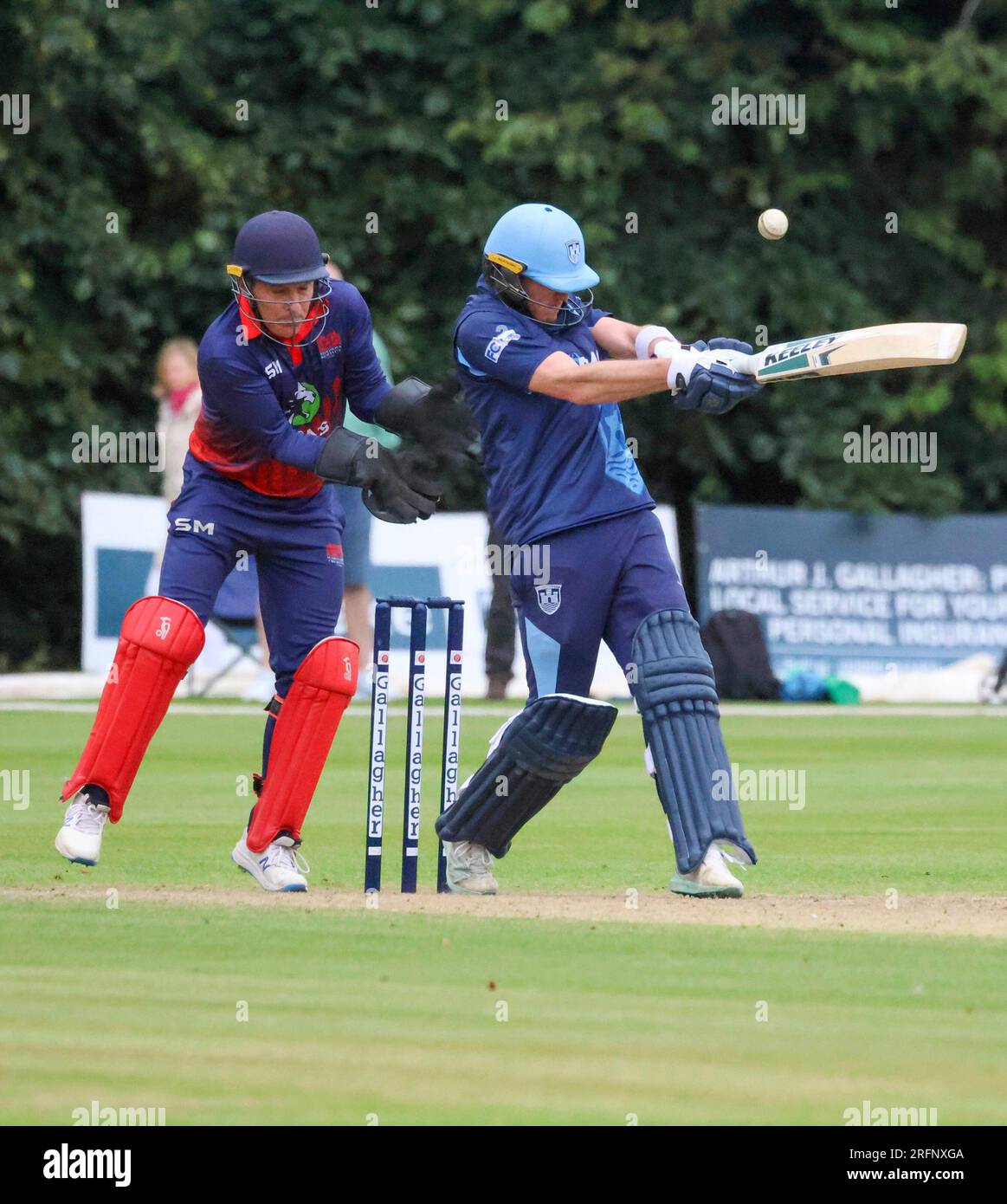 Stormont, Belfast, Irlande du Nord, Royaume-Uni. 04 août 2023. Finale de la Gallagher Challenge Cup – Carrickfergus v Waringstown (rouge). Waringstown remporte la finale par 36 points. Waringstown 354-4 Carrickfergus 318. Le capitaine de Carrickfergus, CJ Van der Walt, en route vers un impressionnant 97 points. Crédit : David Hunter/Alamy Live Nouveau Banque D'Images
