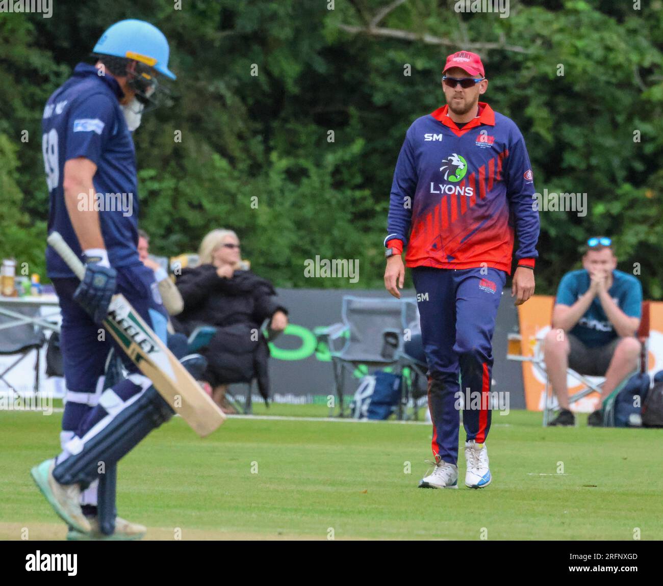 Stormont, Belfast, Irlande du Nord, Royaume-Uni. 04 août 2023. Finale de la Gallagher Challenge Cup – Carrickfergus v Waringstown (rouge). Waringstown remporte la finale par 36 points. Waringstown 354-4 Carrickfergus 318. Le capitaine de Carrickfergus CJ Van der Walt quitte le terrain le 97 après avoir été rattrapé par James Caemeron-Dow (à droite). Crédit : David Hunter/Alamy Live Nouveau Banque D'Images