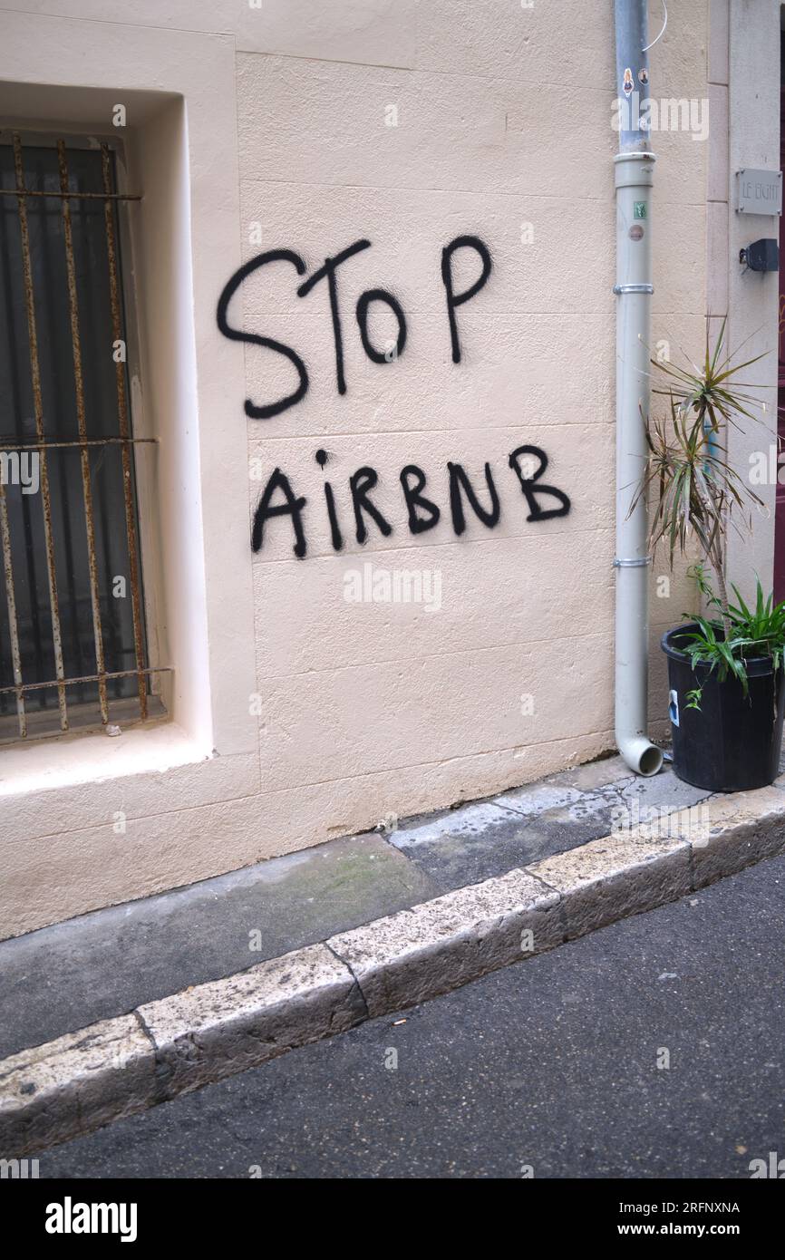 Stop Airbnb' anti Airbnb proteste graffiti dans le quartier le Panier  Marseille France Photo Stock - Alamy