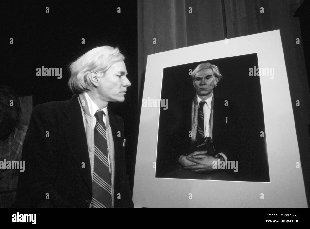 Artiste pop Andy Warhol avec un grand format 20 x 24 Polaroid imprimer portrait de lui-même. Photo de Bernard Gotfryd Banque D'Images