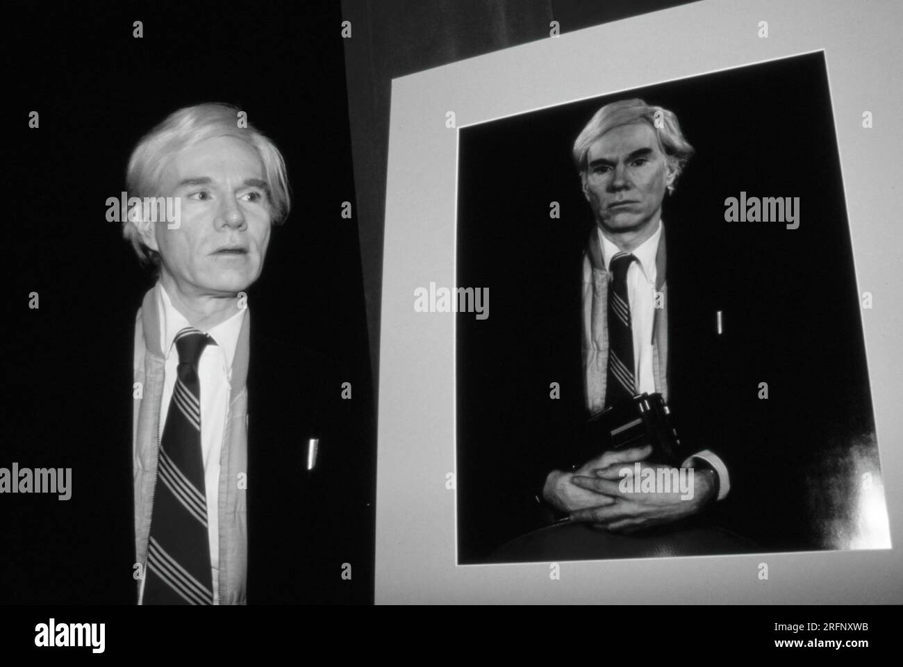 Artiste pop Andy Warhol avec un grand format 20 x 24 Polaroid imprimer portrait de lui-même. Photo de Bernard Gotfryd Banque D'Images