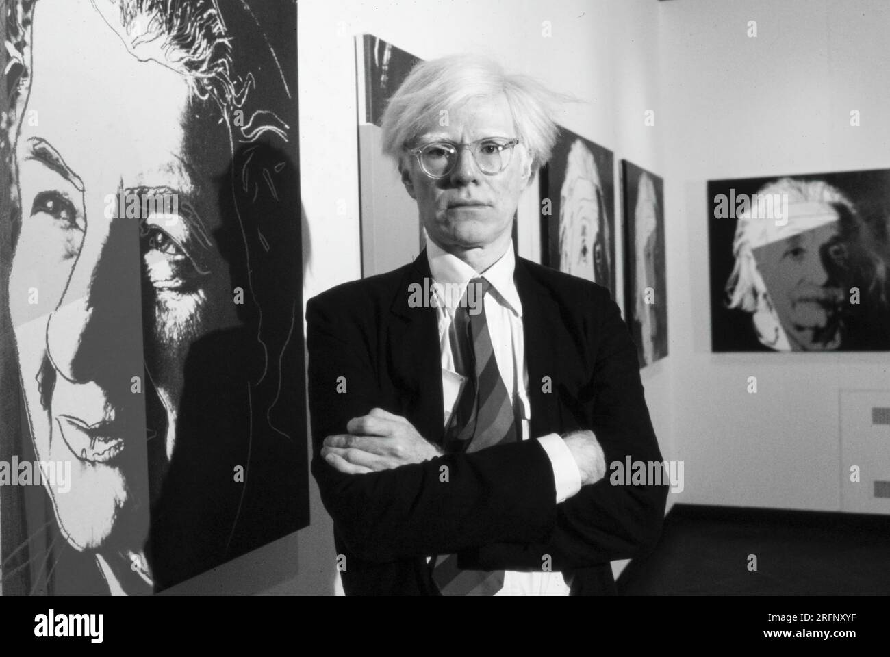 Andy Warhol dans une galerie de New York avec ses portraits d'art en 1975. Warhol était un artiste visuel américain, réalisateur, producteur et figure de proue du mouvement pop art. Ses œuvres explorent la relation entre l'expression artistique, la publicité et la culture des célébrités qui a prospéré dans les années 1960, et couvrent une variété de médias, y compris la peinture, la sérigraphie, la photographie, le cinéma, et sculpture. Parmi ses œuvres les plus connues figurent les peintures sérigraphiées Campbell's Soup Cans et Marilyn diptyque. Photo de Bernard Gotfryd Banque D'Images