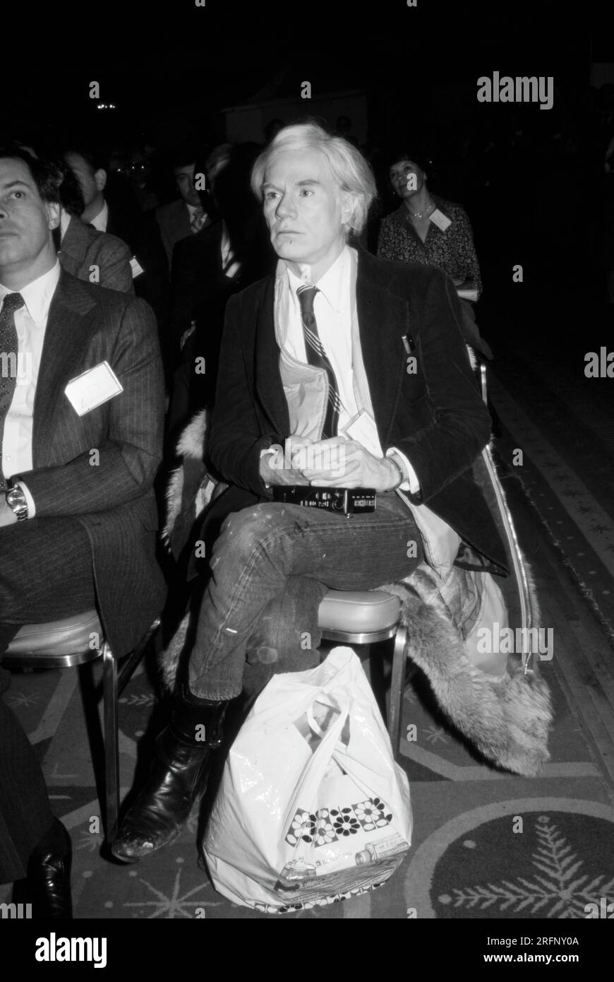 Andy Warhol était un artiste visuel américain, réalisateur, producteur et figure de proue du mouvement pop art. Ses œuvres explorent la relation entre l'expression artistique, la publicité et la culture des célébrités qui a prospéré dans les années 1960, et couvrent une variété de médias, y compris la peinture, la sérigraphie, la photographie, le cinéma, et sculpture. Parmi ses œuvres les plus connues figurent les peintures sérigraphiées Campbell's Soup Cans et Marilyn diptyque. Photo de Bernard Gotfryd Banque D'Images