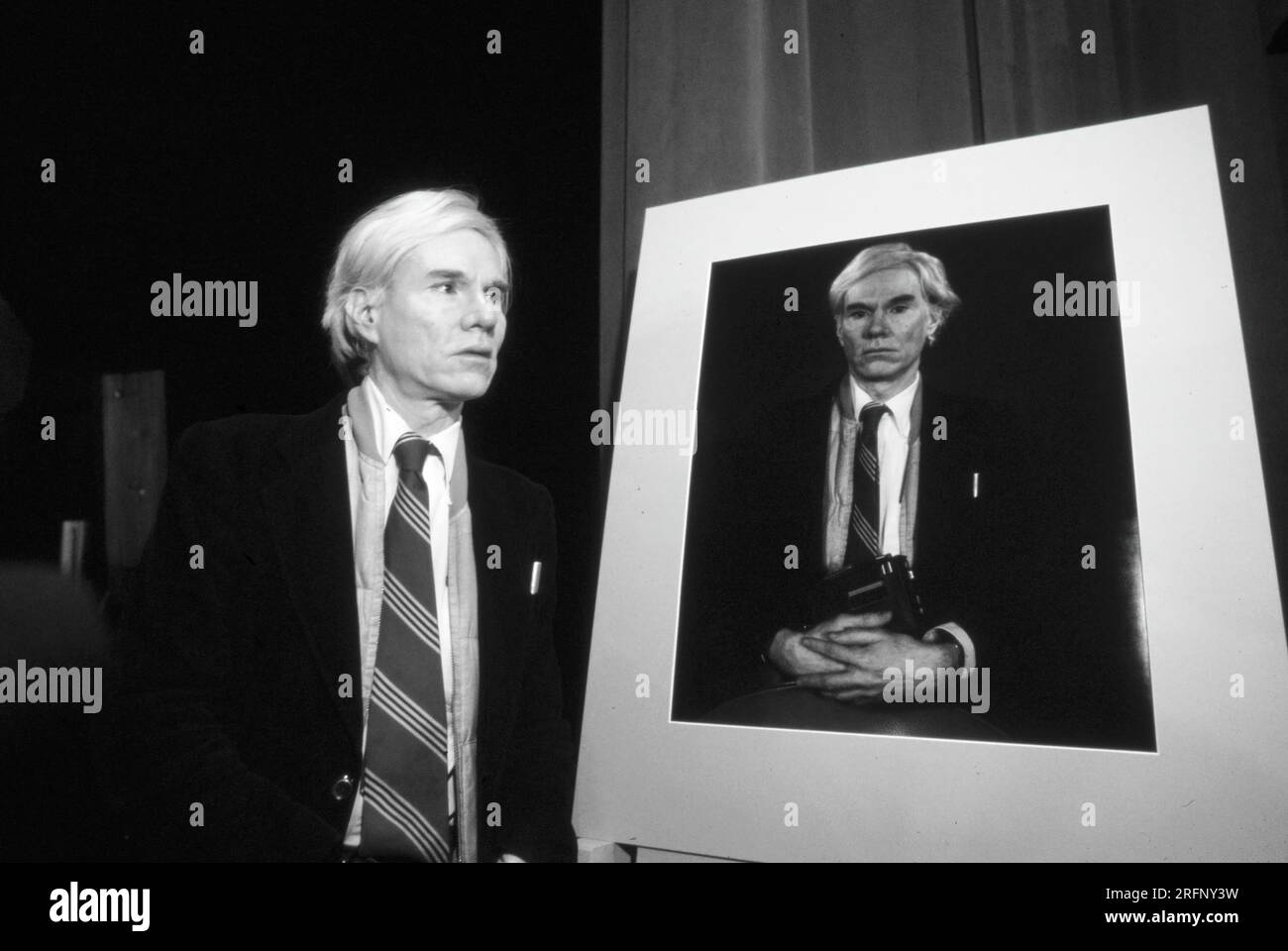 Artiste pop Andy Warhol avec un grand format 20 x 24 Polaroid imprimer portrait de lui-même. Photo de Bernard Gotfryd Banque D'Images