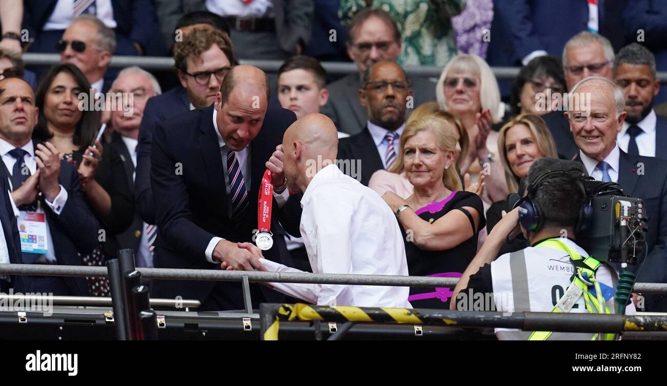 Le Prince de Galles remet à l'entraîneur de Manchester United Erik Ten Hag sa médaille de finaliste après sa défaite lors de la finale de la Emirates FA Cup au Wembley Stadium, à Londres. Date de la photo : Samedi 3 juin 2023. Voir PA Story FOOTBALL final. Le crédit photo devrait se lire : Nick Potts/PA Wire. RESTRICTIONS : USAGE ÉDITORIAL UNIQUEMENT pas d'utilisation avec des fichiers audio, vidéo, données, listes de rencontres, logos de club/ligue ou services « live » non autorisés. Utilisation en ligne limitée à 120 images, pas d'émulation vidéo. Aucune utilisation dans les Paris, les jeux ou les publications individuelles de club/ligue/joueur. Banque D'Images