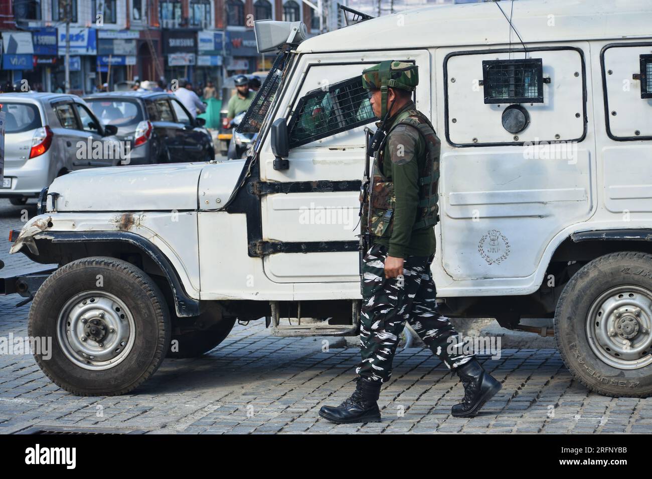 Srinagar, Inde. 03 août 2023. Un soldat indien reste vigilant sur un marché très fréquenté de Srinagar. Il y a quatre ans, le 5 août 2019, l'Inde a abrogé l'article 370 de sa constitution qui accordait un statut spécial à l'État du Jammu-et-Cachemire. (Photo de Mubashir Hassan/Pacific Press) crédit : Pacific Press Media production Corp./Alamy Live News Banque D'Images