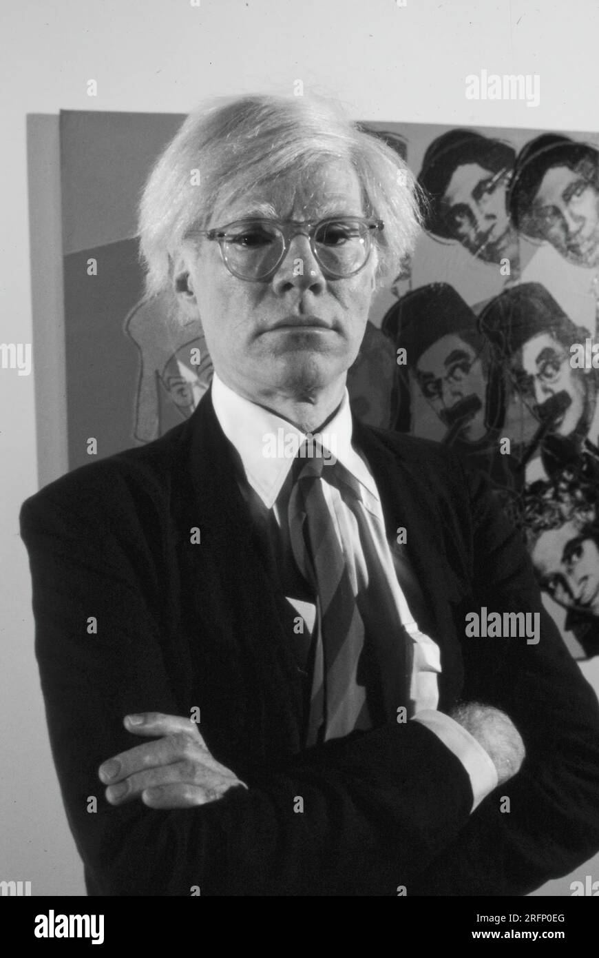 Andy Warhol dans une galerie de New York avec ses portraits d'art en 1975. Warhol était un artiste visuel américain, réalisateur, producteur et figure de proue du mouvement pop art. Ses œuvres explorent la relation entre l'expression artistique, la publicité et la culture des célébrités qui a prospéré dans les années 1960, et couvrent une variété de médias, y compris la peinture, la sérigraphie, la photographie, le cinéma, et sculpture. Parmi ses œuvres les plus connues figurent les peintures sérigraphiées Campbell's Soup Cans et Marilyn diptyque. Photo de Bernard Gotfryd Banque D'Images