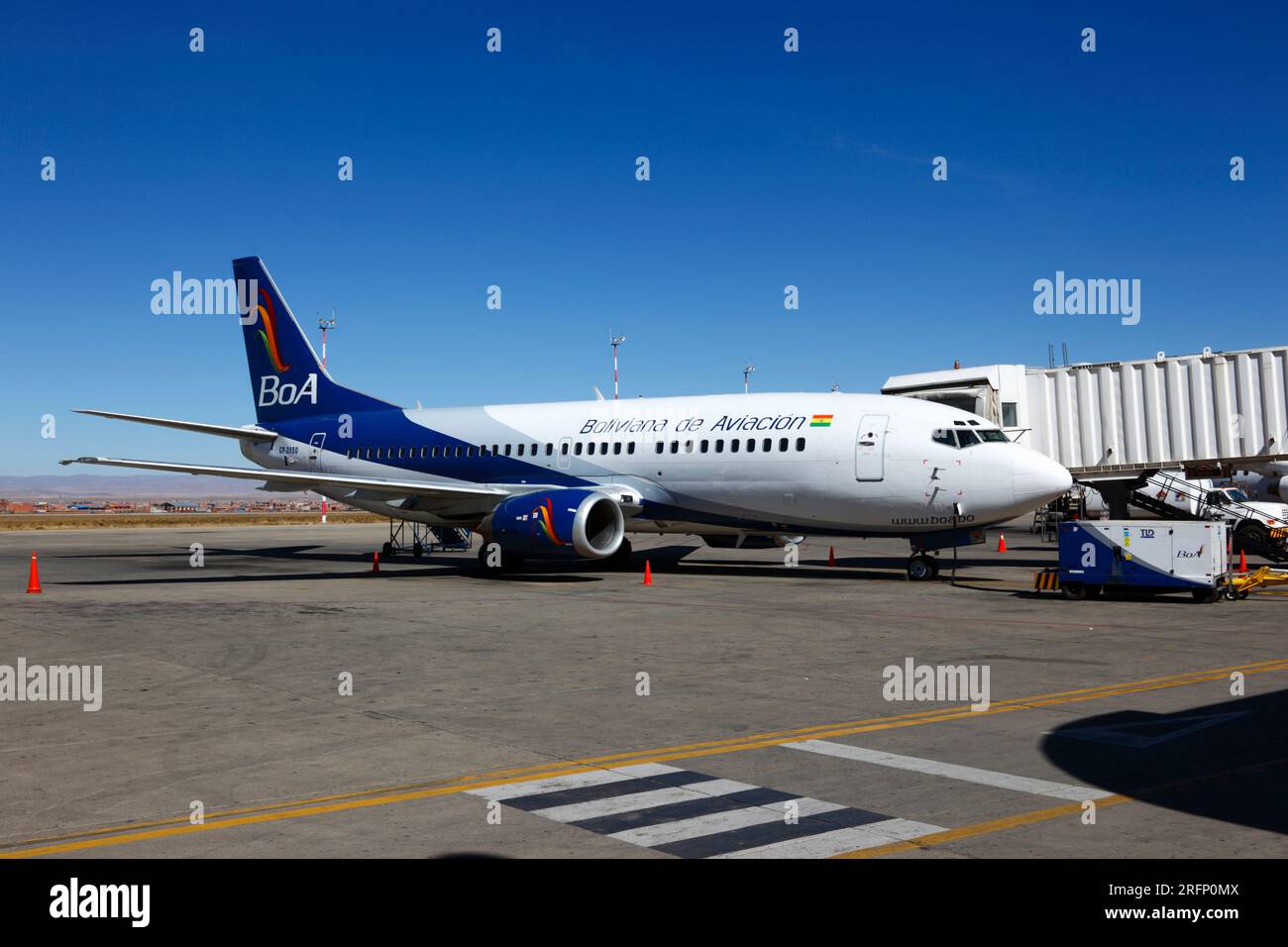 Boa Boliviana de Aviacion Boeing 737, numéro d'enregistrement CP-2553, avion de passagers à l'extérieur du terminal, aéroport de la Paz LPB / El Alto, Bolivie Banque D'Images