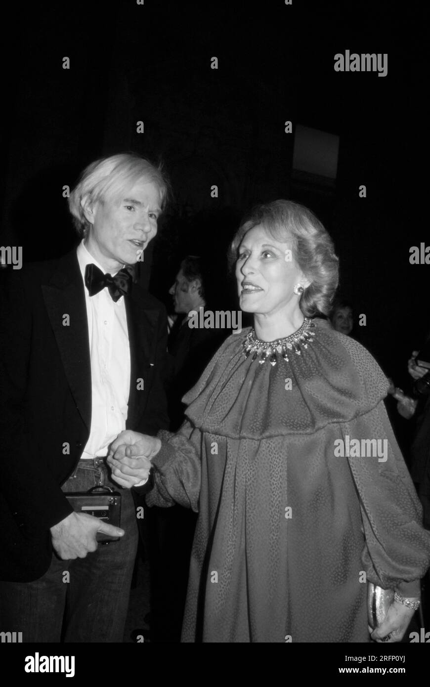 Andy Warhol était un artiste visuel américain, réalisateur, producteur et figure de proue du mouvement pop art. Ses œuvres explorent la relation entre l'expression artistique, la publicité et la culture des célébrités qui a prospéré dans les années 1960, et couvrent une variété de médias, y compris la peinture, la sérigraphie, la photographie, le cinéma, et sculpture. Parmi ses œuvres les plus connues figurent les peintures sérigraphiées Campbell's Soup Cans et Marilyn diptyque. Photo de Bernard Gotfryd Banque D'Images