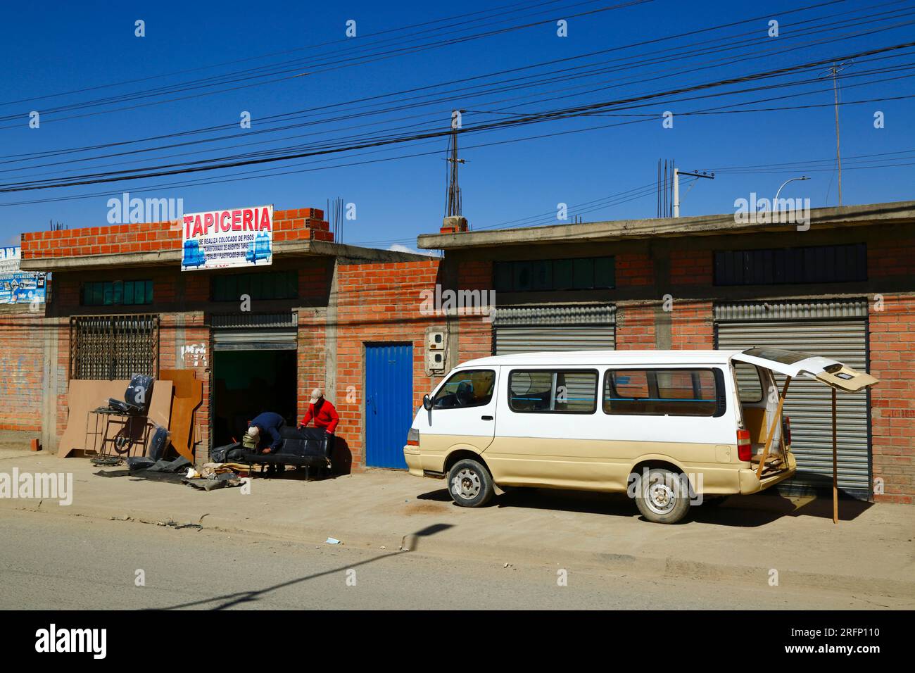 Tapiceria / rembourrage / atelier de garniture de véhicules pour la fabrication et la réparation de sièges pour véhicules à côté de la route principale, El Alto, Bolivie Banque D'Images Tapiceria / rembourrage / atelier de garniture de véhicules pour la fabrication et la réparation de sièges pour véhicules à côté de la route principale, El Alto, Bolivie Banque D'Images