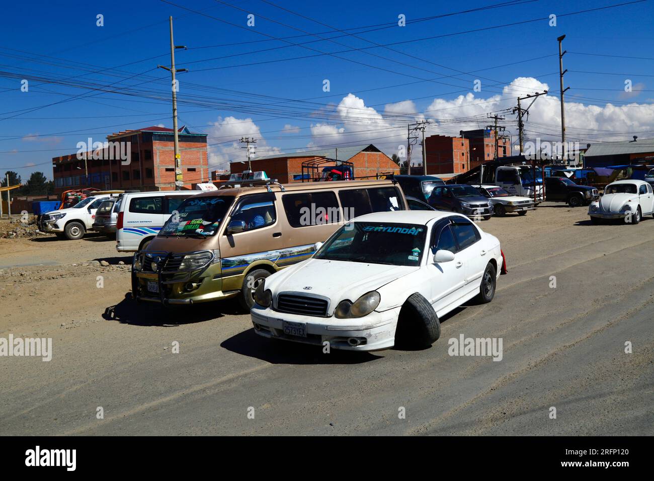 Hyundai avec essieu avant cassé au milieu de la route principale à travers Senkata, El Alto, Bolivie Banque D'Images