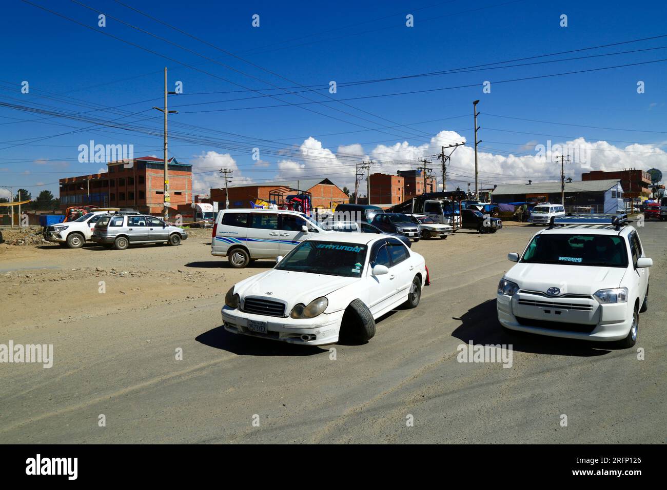 Hyundai avec essieu avant cassé au milieu de la route principale à travers Senkata, El Alto, Bolivie Banque D'Images