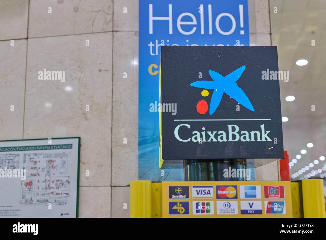 04.08.2023. Barcelone, ​​Spain, logo de la banque la caixa sur une machine pour retirer de l'argent à l'intérieur de la gare de Barcelone Sants Banque D'Images